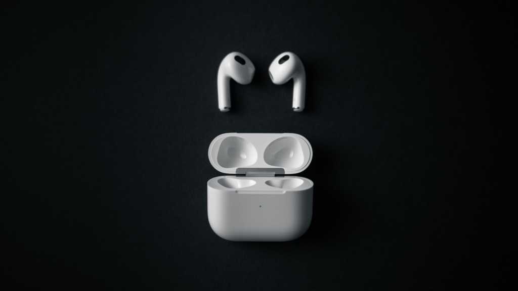 Airpods 3 mit Case auf schwarzem Grund