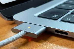 Should you keep your MacBook plugged in when you're using it?