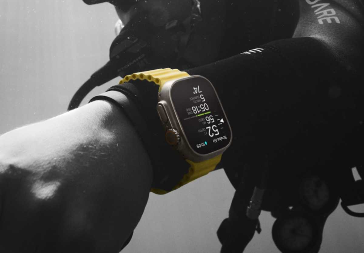 Apple Watch Ultra under water diving